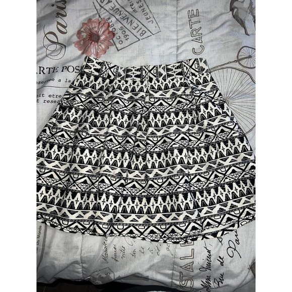 XXI Women's Skirt White &‎ Black Pleated Short Flared Size M - Picture 1 of 3